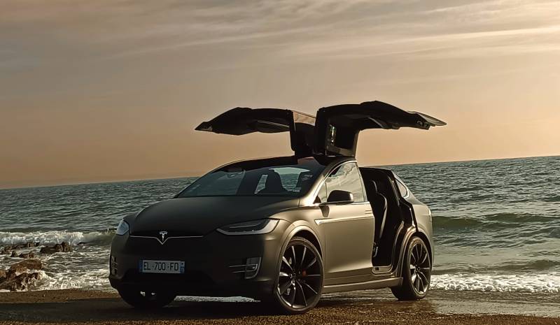 Alternative taxi Plouzané : transfert premium en Tesla Model X pour le Technopôle et le Pays d'Iroise