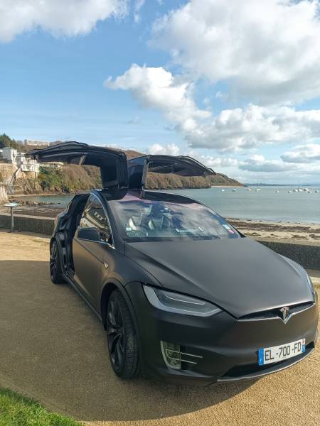 Transport de luxe en Tesla vers la Pointe Saint-Mathieu et l'abbaye de Plougonvelin