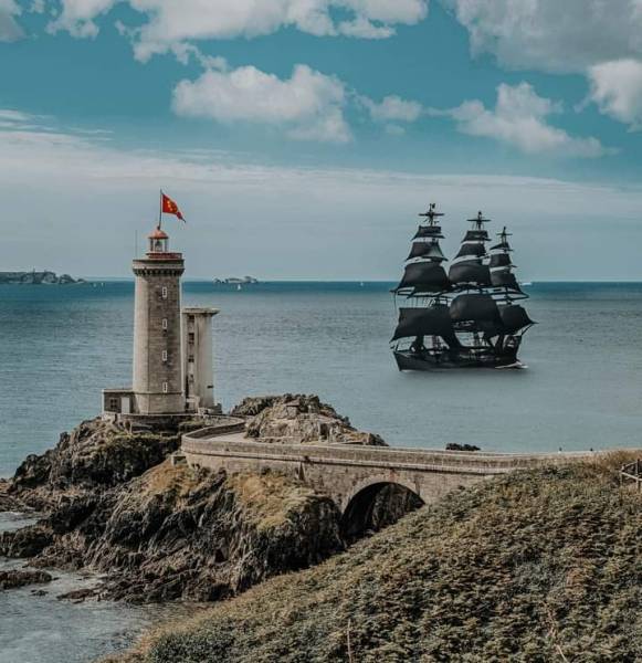 Chauffeur privé Hermès Mobilité en costume devant une Tesla décorée pour un mariage au Conquet dans le Finistère.