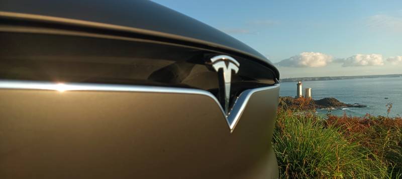 Service de chauffeur privé en Tesla à Saint-Renan pour trajets vers Brest et l'aéroport
